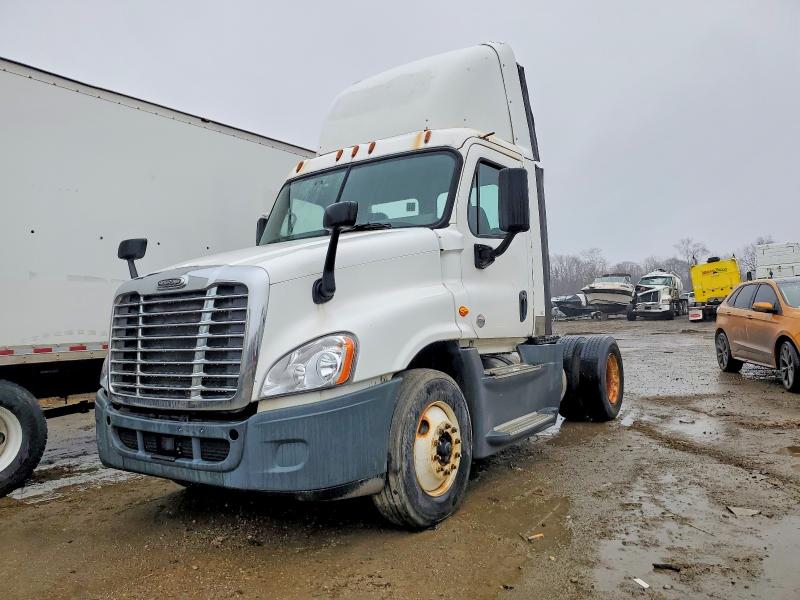 2016 Freightliner Cascadia 125 VIN 1FUBGEDV5GLHC5682 COPART salvage auction — MINOR DENT/SCRATCHES, IN - CERTIFICATE OF TITLE, sold $5,000 on 2026-07-09 (photo 2)