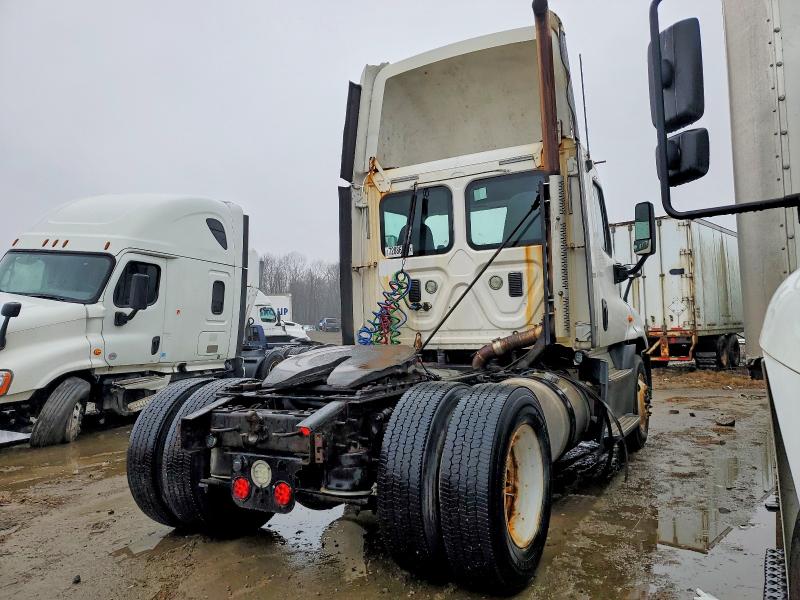 2016 Freightliner Cascadia 125 VIN 1FUBGEDV5GLHC5682 COPART salvage auction — MINOR DENT/SCRATCHES, IN - CERTIFICATE OF TITLE, sold $5,000 on 2026-07-09 (photo 4)