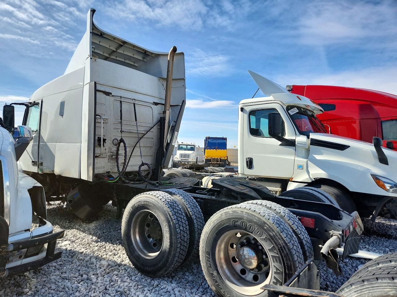2021 Volv Vnr VIN 4V4WC9EH6MN600328 COPART salvage auction — Side, NE - CERT OF TITLE-SALVAGE, sold $4,550 on 2026-07-02 (photo 3)