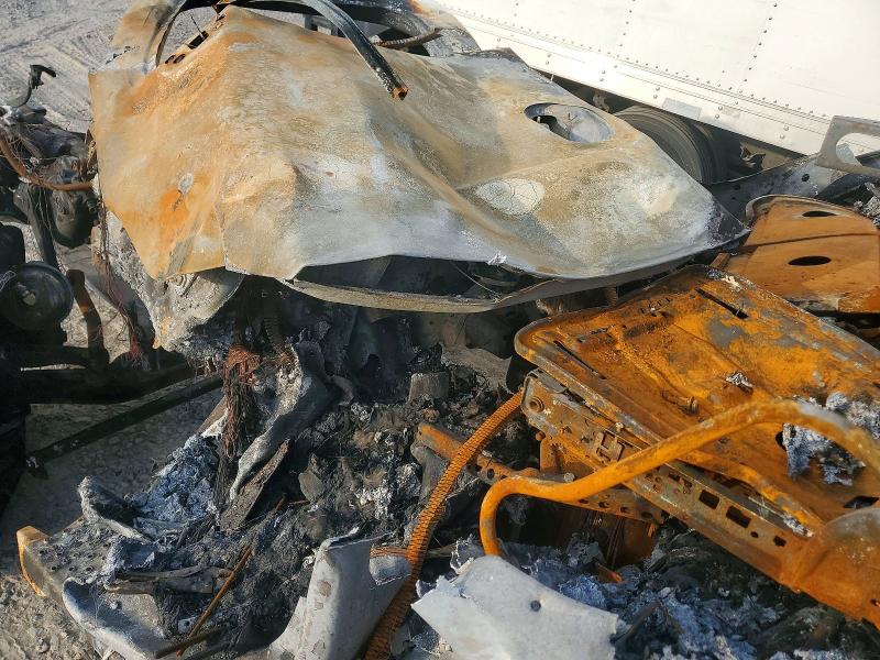 2025 Freightliner M2 VIN 1FVACWFC8SHVU4982 COPART salvage auction — Burn Engine, TN - NON-REPAIRABLE CERTIFICATE, sold $1,400 on 2026-07-22 (photo 8)