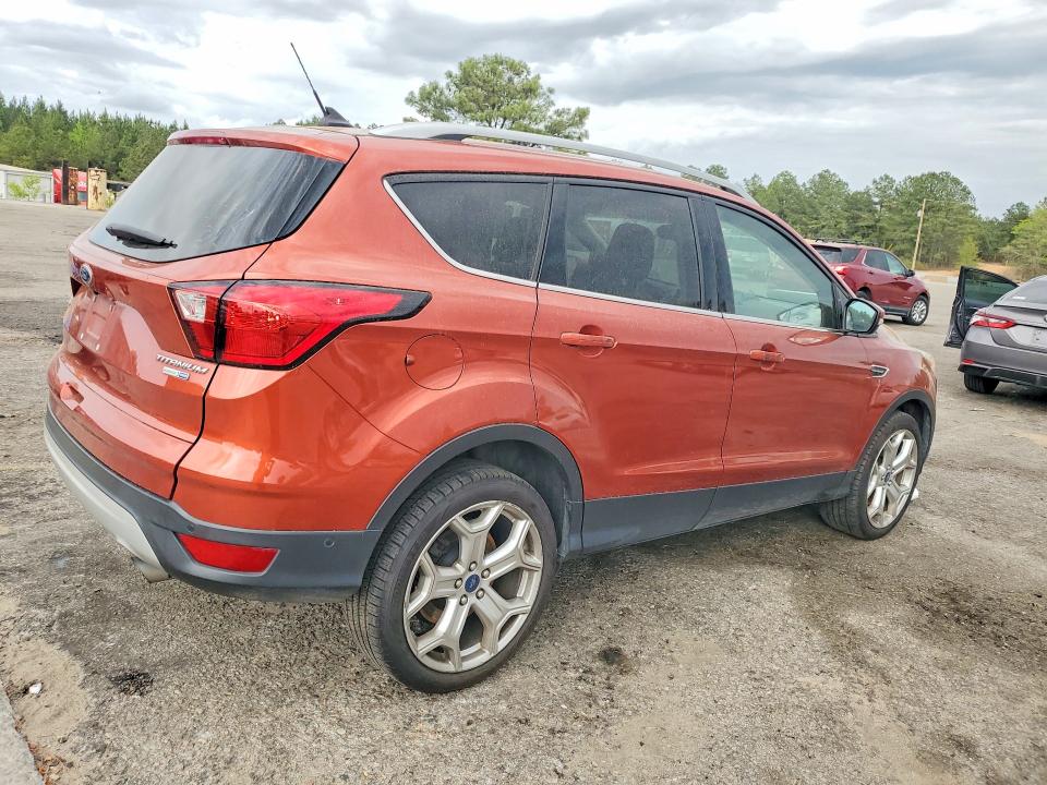 2019 Ford Escape VIN 1FMCU9J95KUB01321 COPART salvage auction — NORMAL WEAR, Sc - Certificate Of Title, sold $4,000 on 2026-07-28 (photo 3)