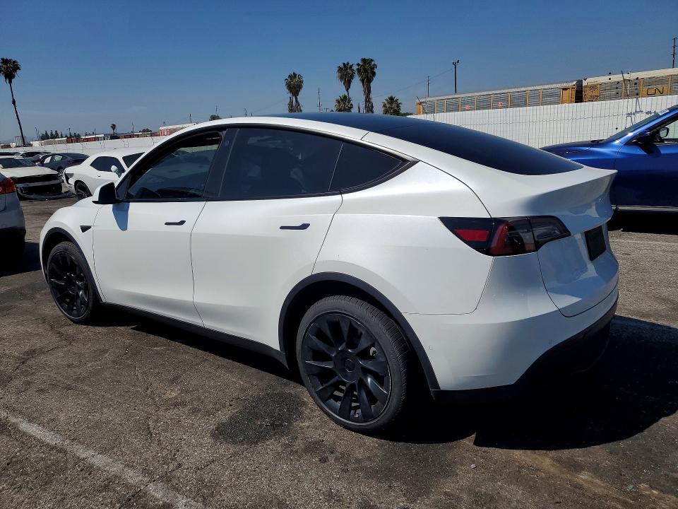 2022 Tesla Model y VIN 7SAYGDEE7NF410431 COPART salvage auction — SIDE, Salvage Title, sold $10,200 on 2026-07-28 (photo 2)