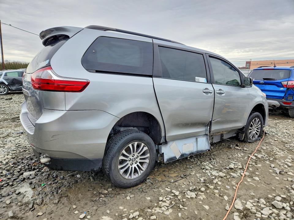 2018 Toyota Sienna VIN 5TDYZ3DC1JS910401 COPART salvage auction — SIDE, Salvage Title, sold $2,600 on 2026-07-22 (photo 3)