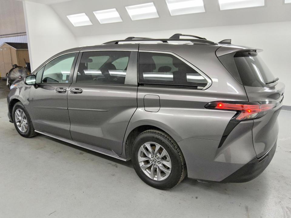 2022 Toyota Sienna VIN 5TDBRKEC9NS087737 COPART salvage auction — NORMAL WEAR, CA - CERTIFICATE OF TITLE, sold $8,300 on 2026-07-23 (photo 2)