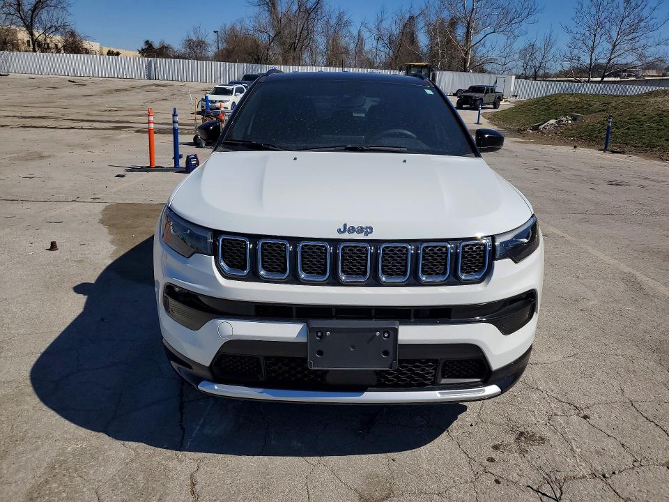 2023 Jeep Compass VIN 3C4NJDCN8PT571380 COPART salvage auction — MINOR DENT/SCRATCHES, MO - DLR/DIS/EXP-CT OTHERS-CA ACQ, sold $16,800 on 2026-08-27 (photo 5)