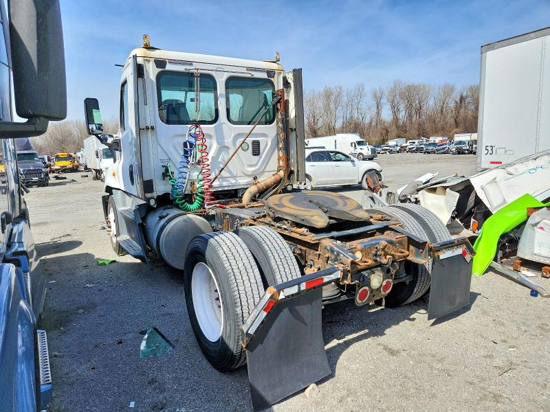 2016 Freightliner Cascadia 125 VIN 1FUBGEDV6GLHC5674 COPART salvage auction — MINOR DENT/SCRATCHES, IN - CERTIFICATE OF TITLE, sold $5,000 on 2026-07-27 (photo 3)