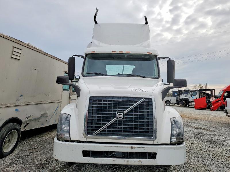 2015 Volvo Vnl VIN 4V4N19TG7FN922782 COPART salvage auction — ROOF, IN - CERTIFICATE OF TITLE, sold $5,000 on 2026-07-27 (photo 9)