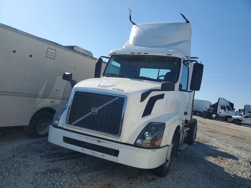 2015 Volvo Vnl VIN 4V4N19TG7FN922782 COPART salvage auction — ROOF, IN - CERTIFICATE OF TITLE, sold $5,000 on 2026-07-29 (photo 2)