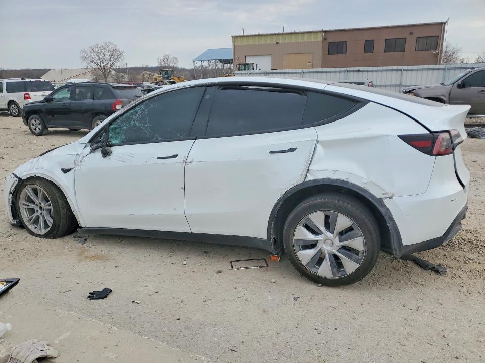 2022 Tesla Model y VIN 7SAYGAEE8NF360573 COPART salvage auction — ALL OVER, KS - CERT OF TITLE-SALVAGE, sold $3,650 on 2026-07-02 (photo 2)