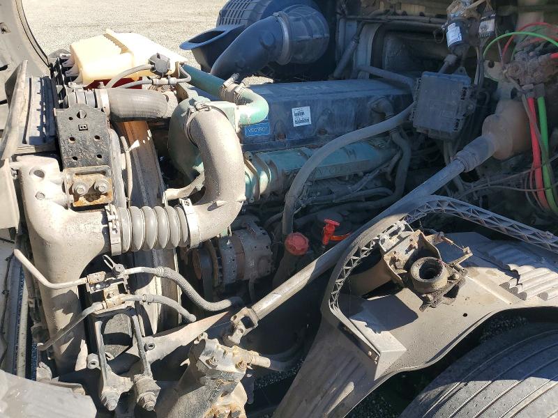 2014 Volvo Vnl VIN 4V4NC9EH7EN174971 COPART salvage auction — MINOR DENT/SCRATCHES, Wa - Dis/Dlr/Exp Only Clean Title, sold $15 on 2026-07-30 (photo 7)