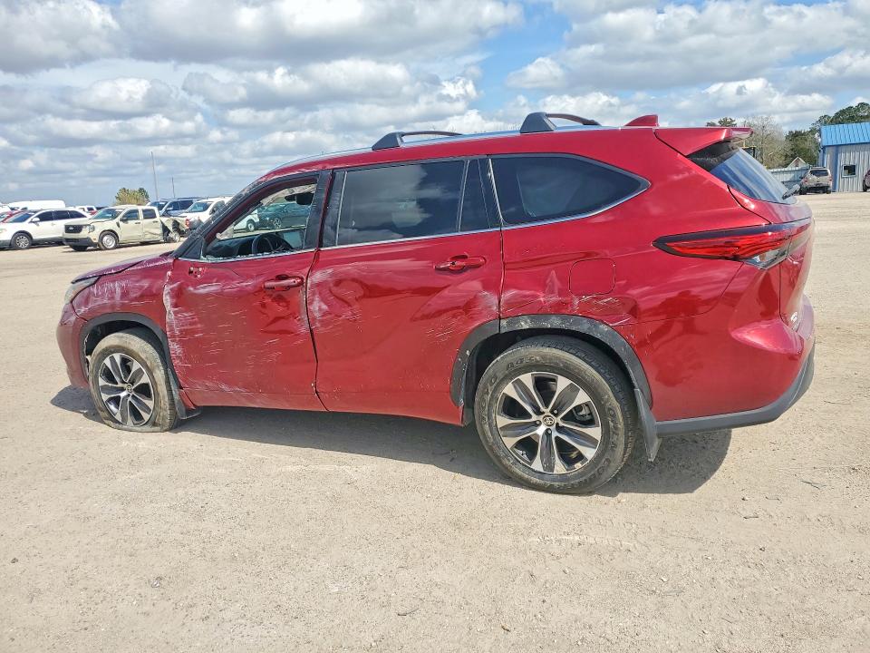 2020 Toyota Highlander VIN 5TDGZRBH1LS017547 COPART salvage auction — SIDE, Salvage Title, sold $9,900 on 2026-07-30 (photo 2)