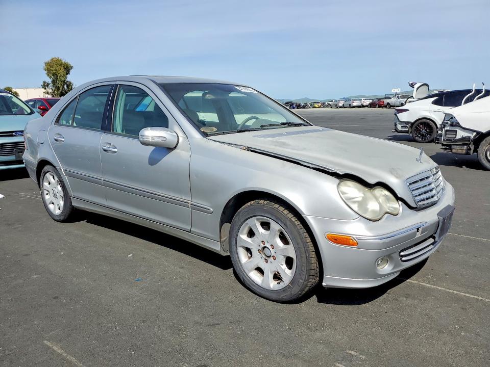 2005 Mercedes-benz C class VIN WDBRF61J75F558463 COPART salvage auction — MINOR DENT/SCRATCHES, Ca - Dis/Dlr/Exp Only Clean Title, sold $500 on 2026-07-08 (photo 4)