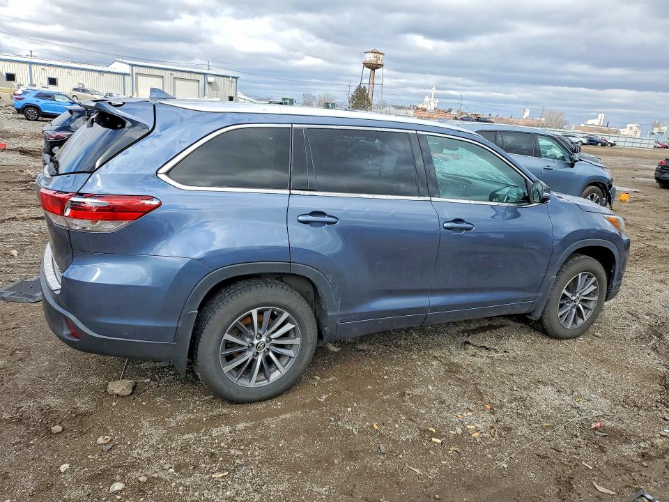 2018 Toyota Highlander VIN 5TDJZRFH8JS812589 COPART salvage auction — WATER/FLOOD, Il - Salvage Cert-Flood, sold $9,000 on 2026-07-06 (photo 3)