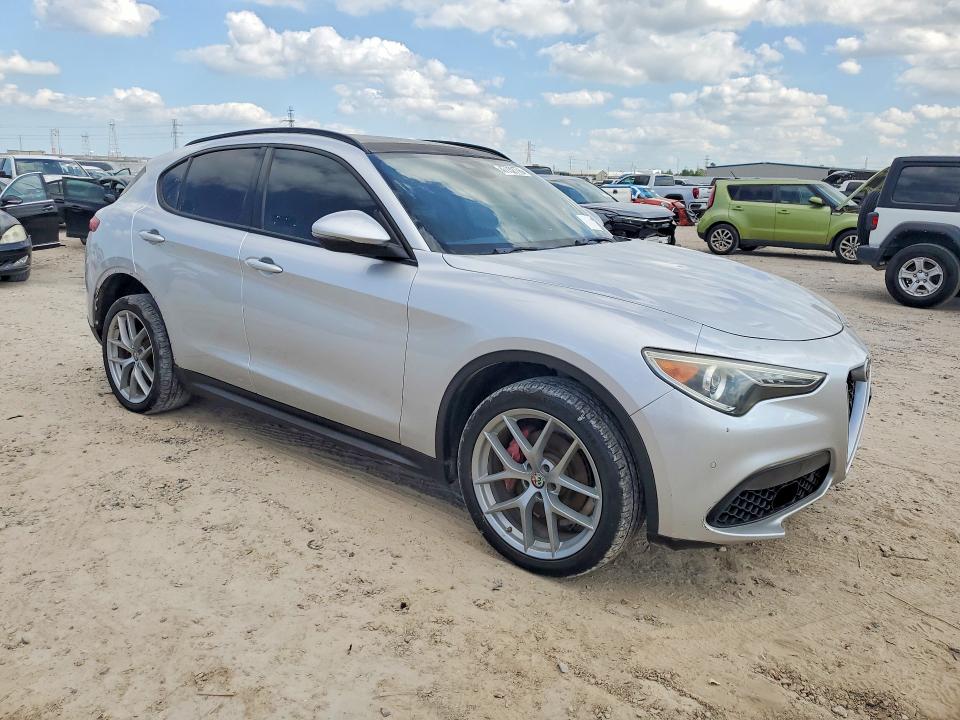 2018 Alfa romeo Stelvio VIN ZASFAKNN8J7B92646 COPART salvage auction — MINOR DENT/SCRATCHES, Tx - Certificate Of Title, sold $3,800 on 2026-07-16 (photo 4)