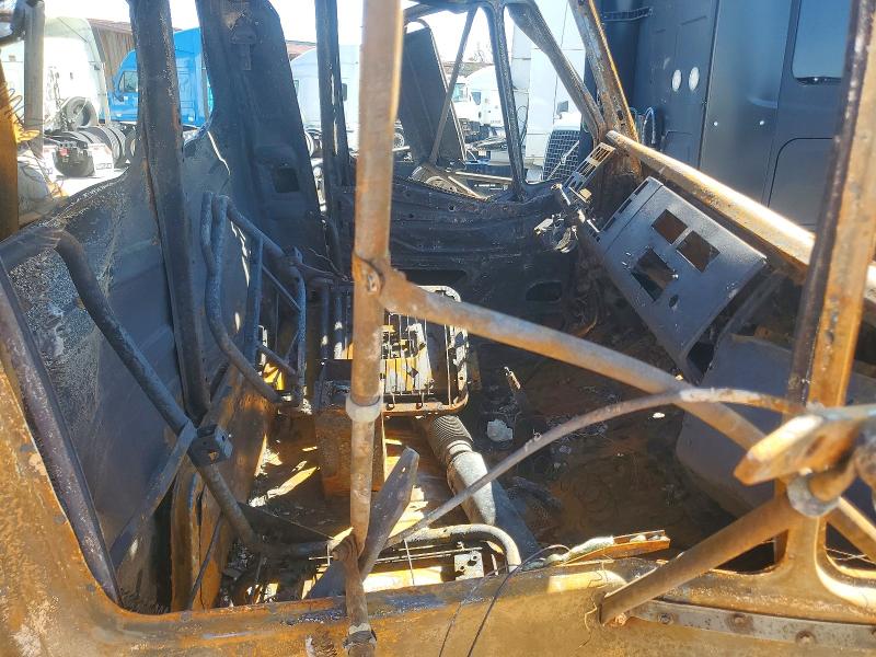 2004 Freigliner VIN 1FVABSAL84HM44032 COPART salvage auction — BURN, TN - SALVAGE CERTIFICATE, sold $200 on 2026-07-29 (photo 5)