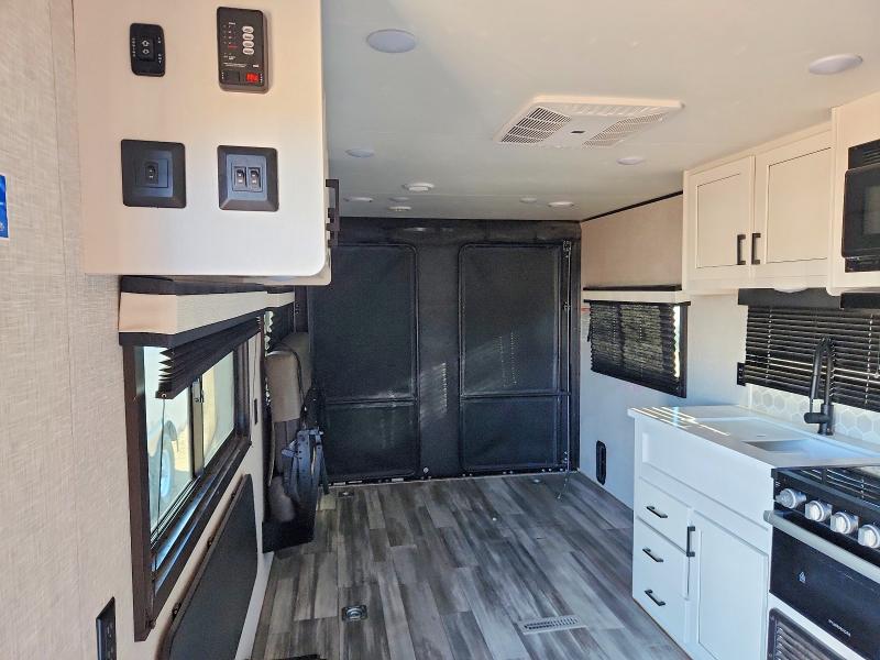 2024 Jayco Jay flight VIN 1UJBCSBP0R7580070 COPART salvage auction — HAIL, WY - DIS/DLR/EXP ONLY CLEAN TITLE, sold $7,600 on 2026-10-05 (photo 6)