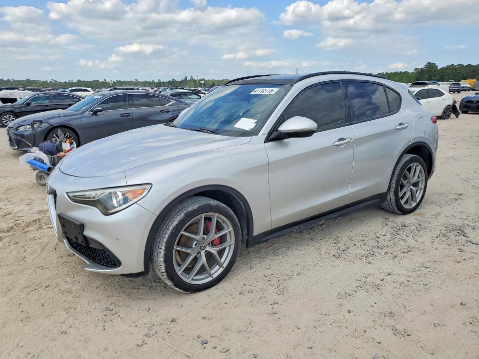 2018 Alfa romeo Stelvio VIN ZASFAKNN8J7B92646 COPART salvage auction — MINOR DENT/SCRATCHES, Tx - Certificate Of Title, sold $850 on 2026-07-02 (photo 1)