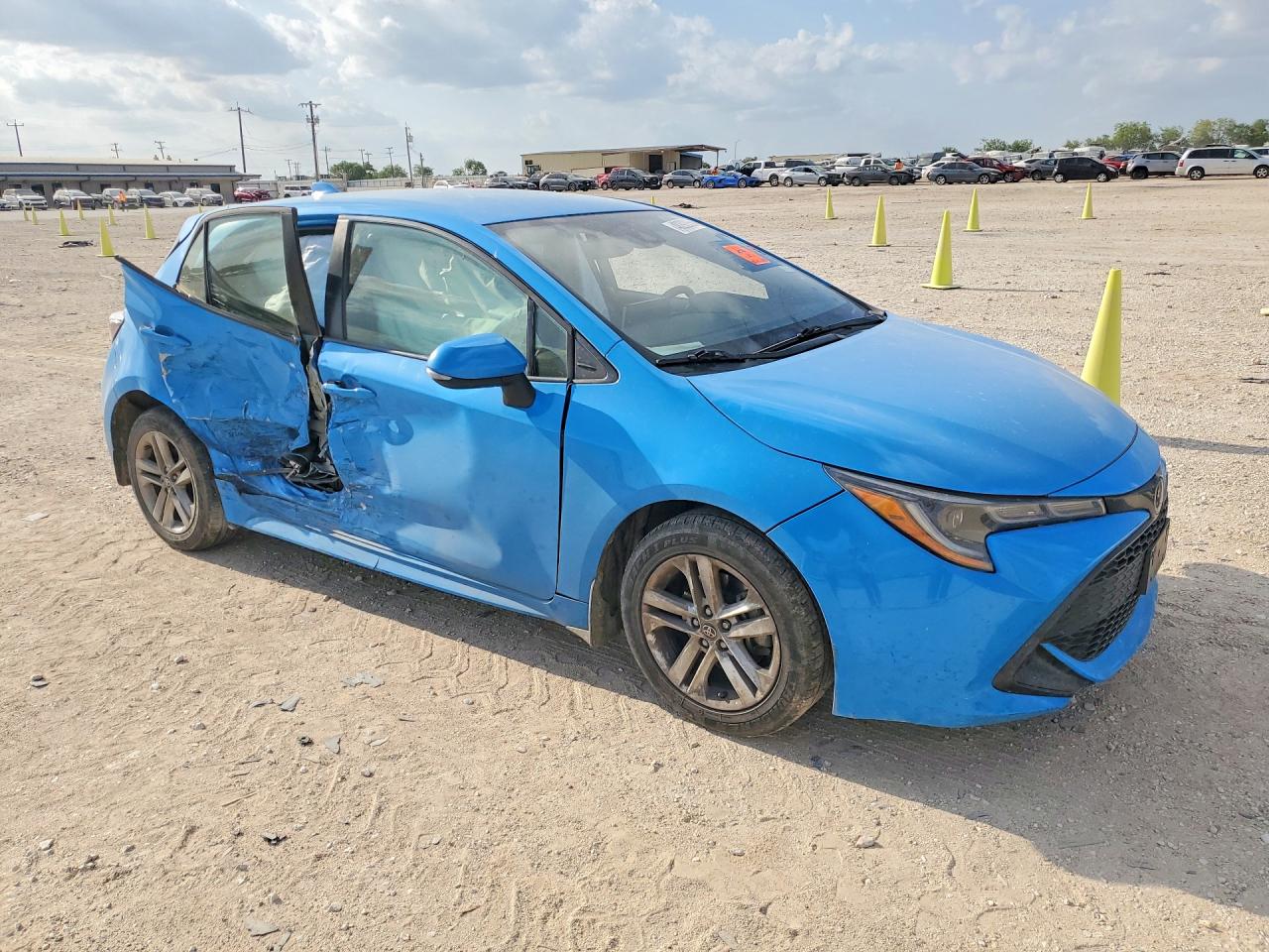 2022 Toyota Corolla VIN JTND4MBE6N3182133 COPART salvage auction — Side, TX - SALVAGE VEHICLE TITLE, sold $4,100 on 2026-07-09 (photo 4)