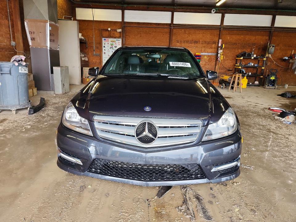 2012 Mercedes-benz C-klasse VIN WDDGF8BBXCR199445 COPART salvage auction — SIDE, Salvage Title, sold $750 on 2026-08-06 (photo 5)
