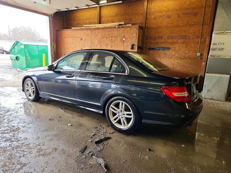 2012 Mercedes-benz C-klasse VIN WDDGF8BBXCR199445 COPART salvage auction — SIDE, Salvage Title, sold $750 on 2026-08-06 (photo 2)