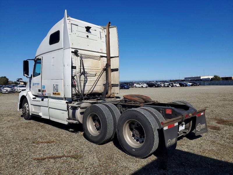 2014 Volvo Vnl VIN 4V4NC9EH7EN174971 COPART salvage auction — MINOR DENT/SCRATCHES, Wa - Dis/Dlr/Exp Only Clean Title, sold $15 on 2026-07-30 (photo 3)