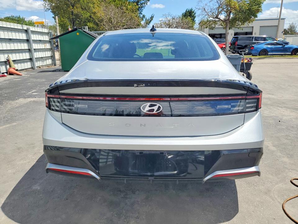 2026 Hyundai Sonata VIN KMHL64JA4TA525616 COPART salvage auction — SIDE, Salvage Title, sold $6,800 on 2026-07-27 (photo 6)