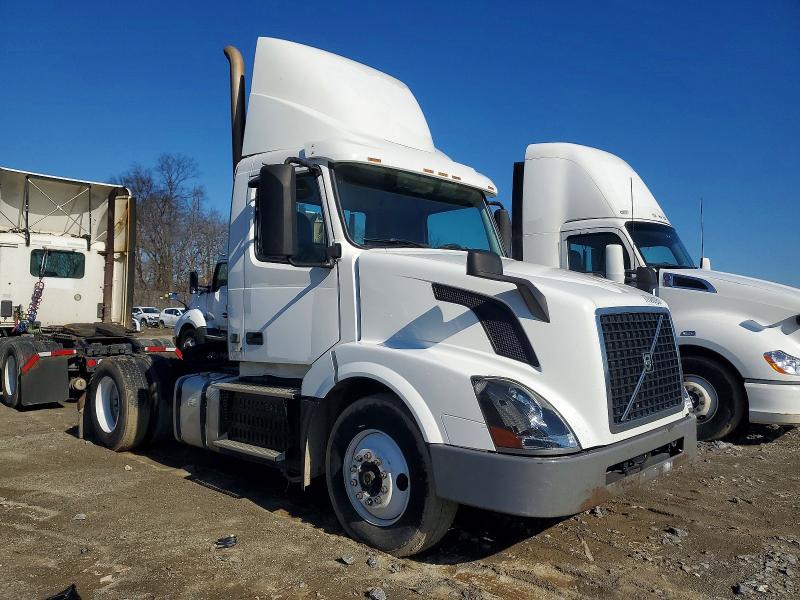 2016 Volvo Vnl VIN 4V4N39TG0GN965520 COPART salvage auction — NORMAL WEAR, In - Certificate Of Title, sold $5,500 on 2026-07-10 (photo 1)