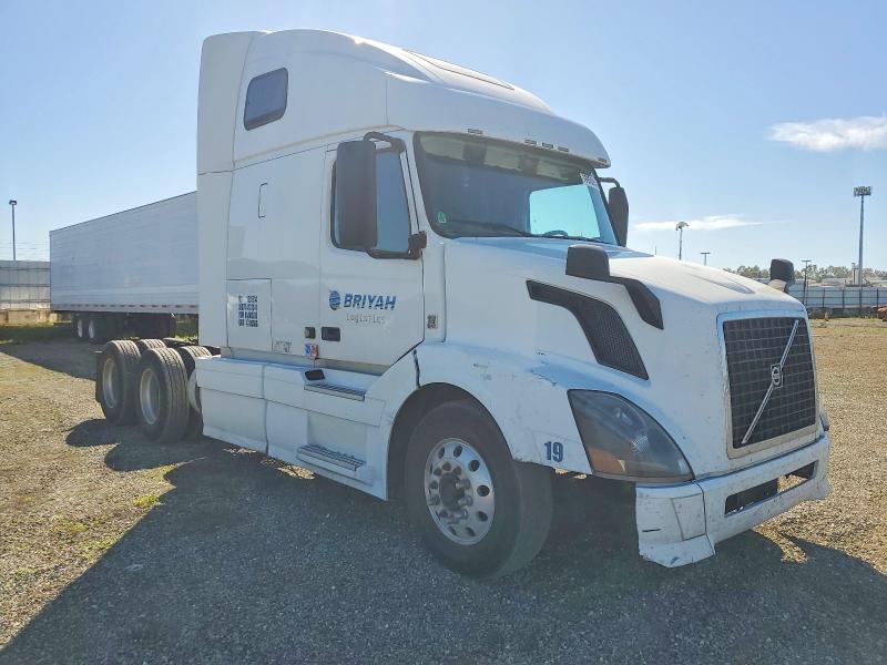 2014 Volvo Vnl VIN 4V4NC9EH7EN174971 COPART salvage auction — MINOR DENT/SCRATCHES, Wa - Dis/Dlr/Exp Only Clean Title, sold $15 on 2026-07-30 (photo 1)