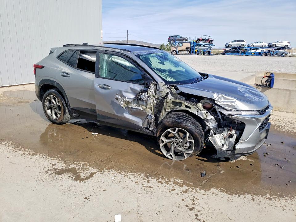 2025 Chevrolet Trax VIN KL77LHEP3SC184231 COPART salvage auction — ROLLOVER, Fl - Certificate Of Destruction, sold $3,550 on 2026-07-30 (photo 4)