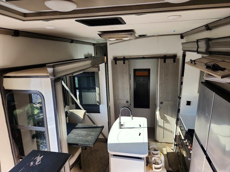 2022 Keys Montana VIN 4YDFM0T28N4703192 COPART salvage auction — ROLLOVER, CA - SALVAGE CERTIFICATE, sold $18,300 on 2026-07-30 (photo 5)