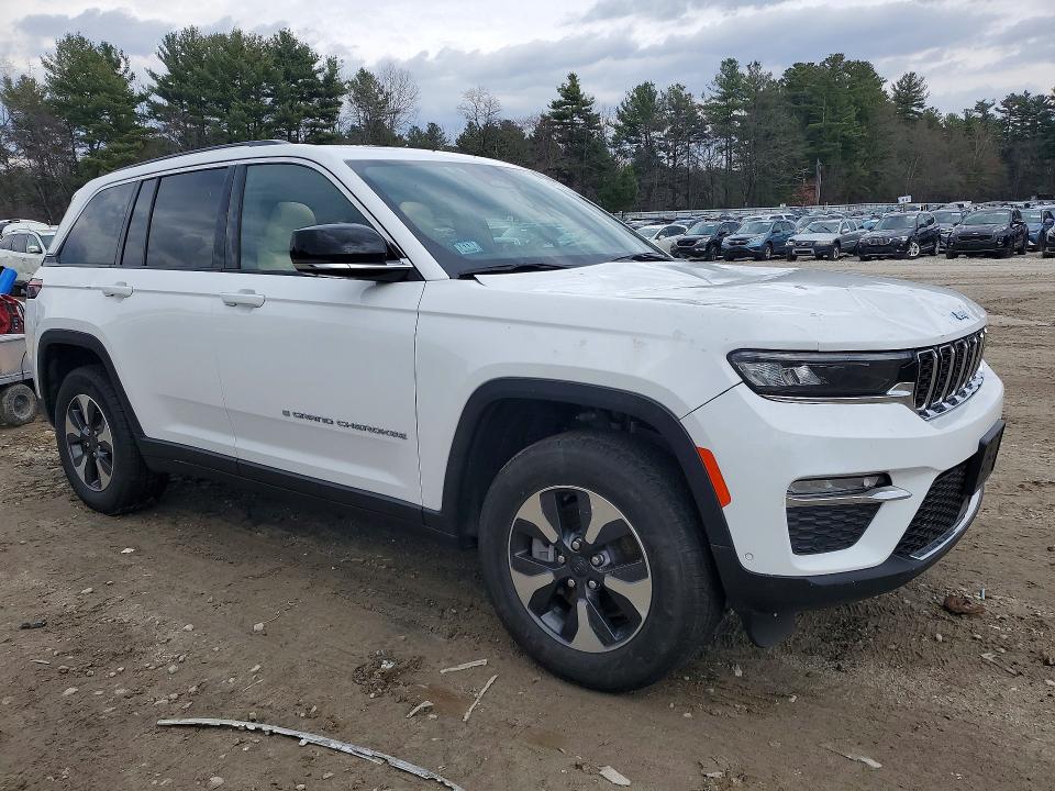 2023 Jeep Cherokee VIN 1C4RJYB60PC663730 COPART salvage auction — ROOF, MA - CERT OF TITLE-SALVAGE, sold $16,400 on 2026-07-30 (photo 4)