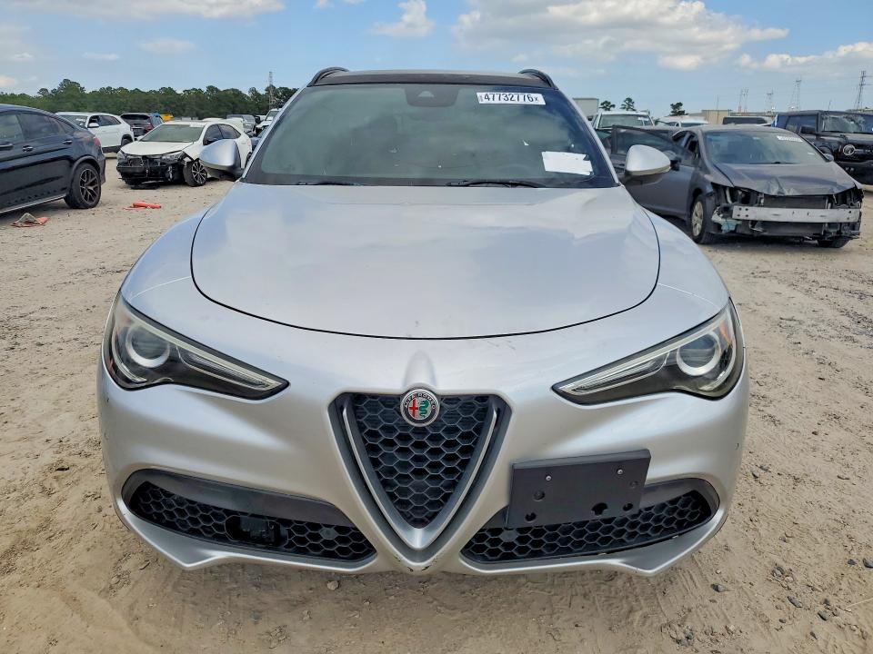 2018 Alfa romeo Stelvio VIN ZASFAKNN8J7B92646 COPART salvage auction — MINOR DENT/SCRATCHES, Tx - Certificate Of Title, sold $850 on 2026-07-02 (photo 5)