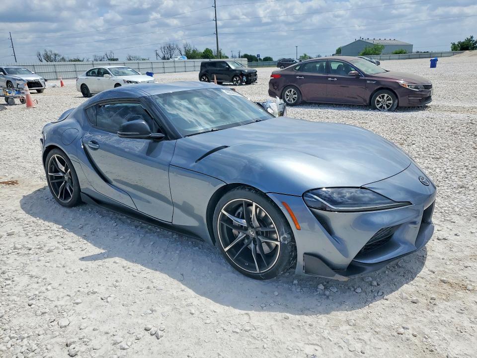 2022 Toyota Supra VIN WZ1DB0C0XNW050675 COPART salvage auction — SIDE, Tx - Salvage Vehicle Title, sold $20,100 on 2026-07-02 (photo 4)