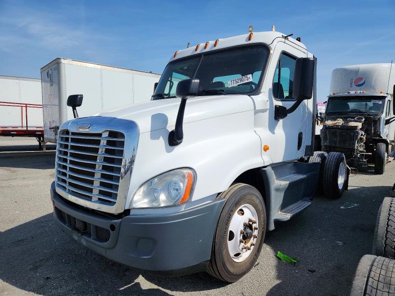 2016 Freightliner Cascadia 125 VIN 1FUBGEDV6GLHC5674 COPART salvage auction — MINOR DENT/SCRATCHES, IN - CERTIFICATE OF TITLE, sold $5,000 on 2026-07-27 (photo 2)