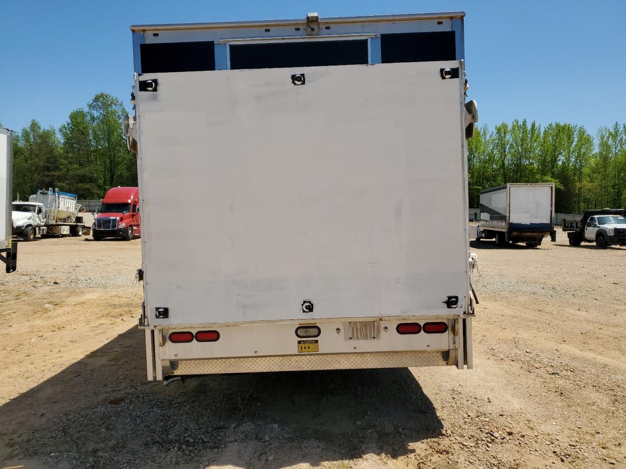 2017 Kenworth Constructi VIN 2NKHHM6X9HM172600 COPART salvage auction — Normal Wear, IL - DEALER ONLY CLEAN TITLE, sold $28,500 on 2026-05-21 (photo 6)