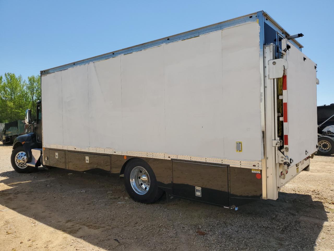 2017 Kenworth Constructi VIN 2NKHHM6X9HM172600 COPART salvage auction — Normal Wear, IL - DEALER ONLY CLEAN TITLE, sold $28,500 on 2026-05-21 (photo 2)