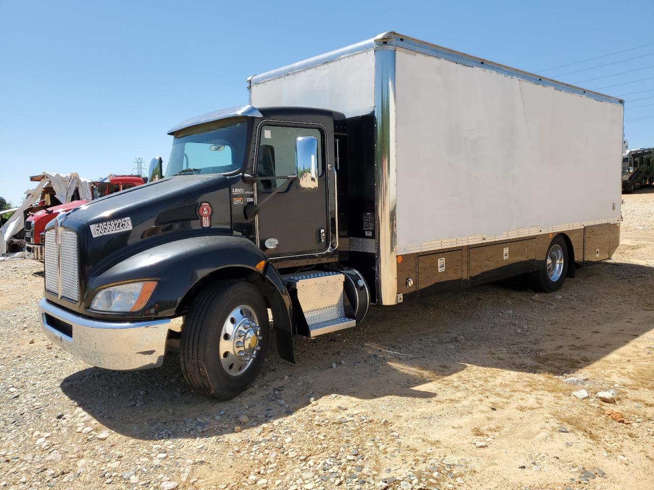2017 Kenworth Construction VIN 2NKHHM6X9HM172600 — COPART salvage auction photo