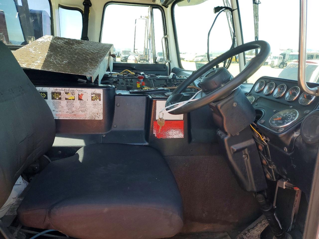 2011 Autocar llc Xpeditor VIN 5VCACR8FXBH211691 COPART salvage auction — Minor Dent/Scratches, CA - DIS/DLR/EXP ONLY CLEAN TITLE (P), sold $150 on 2026-08-27 (photo 5)