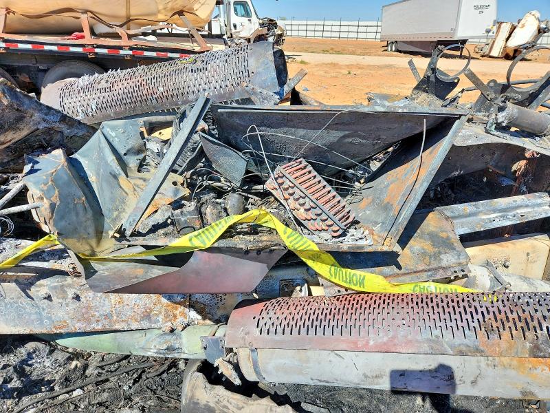 1998 Freigliner VIN 1FUPCDZB0WP972191 COPART salvage auction — BURN, TX - NONREPAIRABLE TITLE, sold $10 on 2026-07-30 (photo 5)