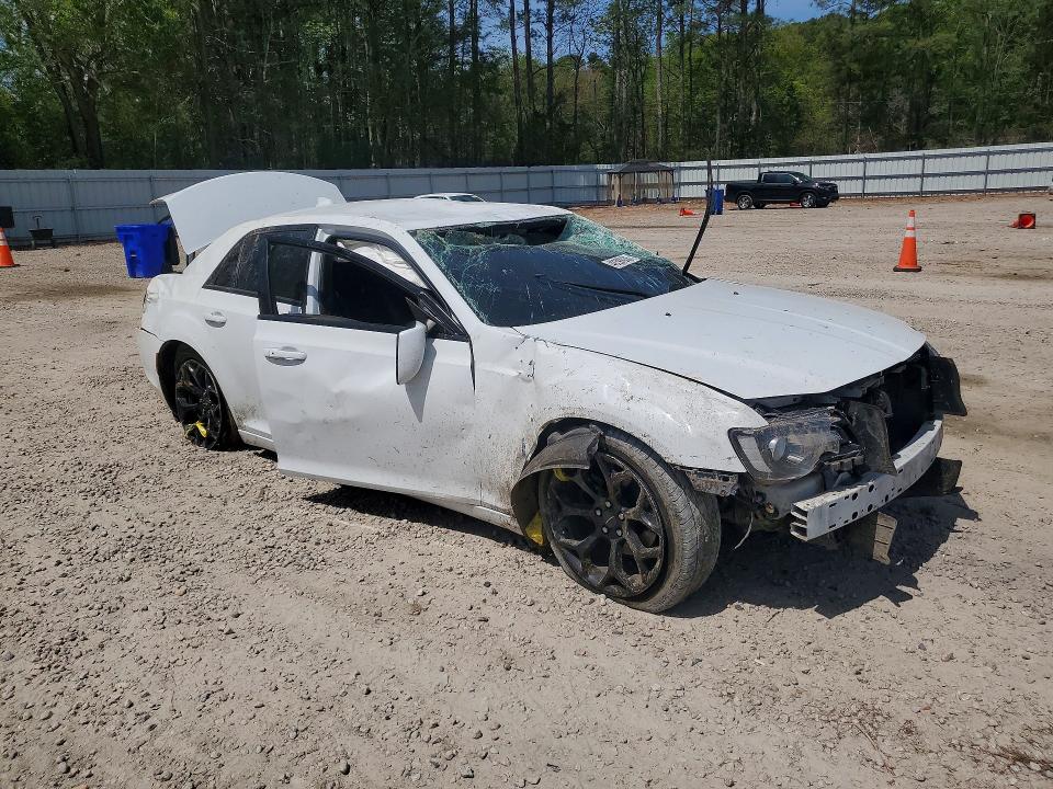 2019 Chrysler 300 VIN 2C3CCABG6KH550620 COPART salvage auction — ROLLOVER, Nc - Salvage Certificate Of Title, sold $275 on 2026-07-03 (photo 4)