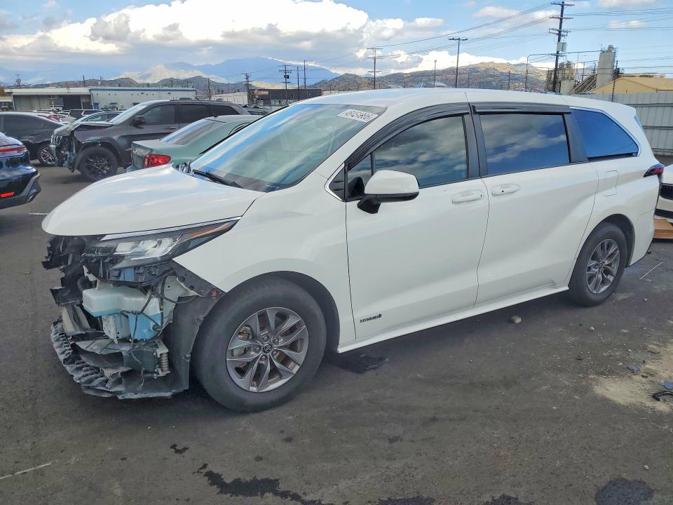 2021 Toyota Sienna VIN 5TDKRKEC5MS027453 COPART salvage auction — FRONT END, Salvage Title, sold $10,400 on 2026-07-20 (photo 1)
