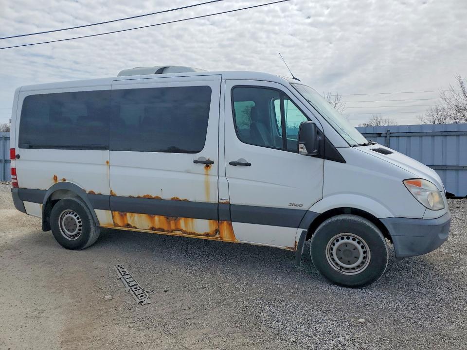 2011 Mercedes-benz Sprinter 2500 VIN WDZBE7CC8B5533647 COPART salvage auction — MINOR DENT/SCRATCHES, ON - PERMIT NO BRAND - UNFIT, sold $2,000 on 2026-07-15 (photo 4)