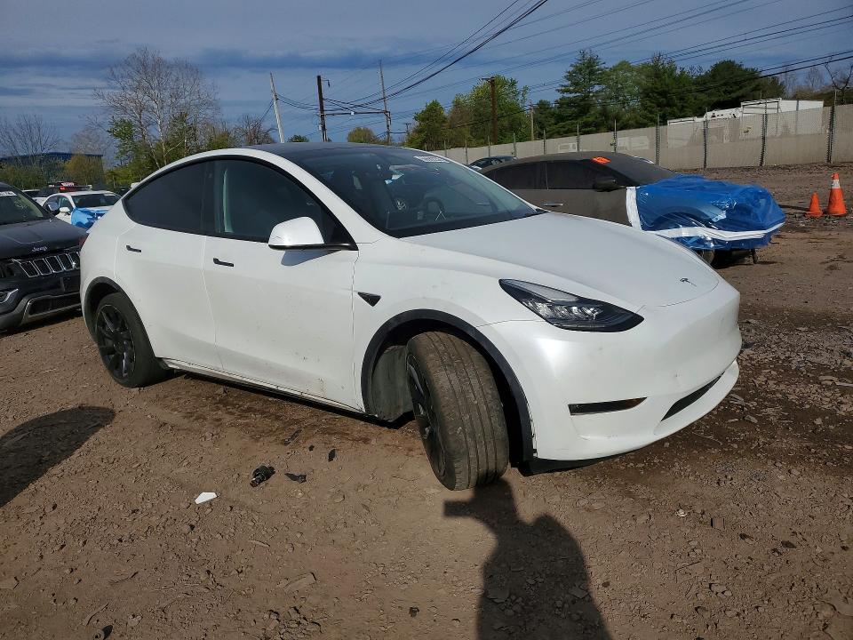 2023 Tesla Model y VIN 7SAYGDEE9PA025095 COPART salvage auction — SIDE, Salvage Title, sold $9,100 on 2026-07-15 (photo 4)