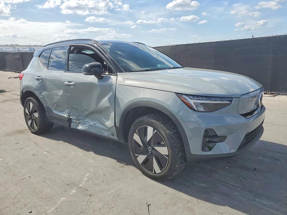2024 Volvo Xc40 VIN YV4EH3HL2R2238249 COPART salvage auction — SIDE, Fl - Cert Of Title Slvg Rebuildable, sold $14,400 on 2026-07-16 (photo 4)