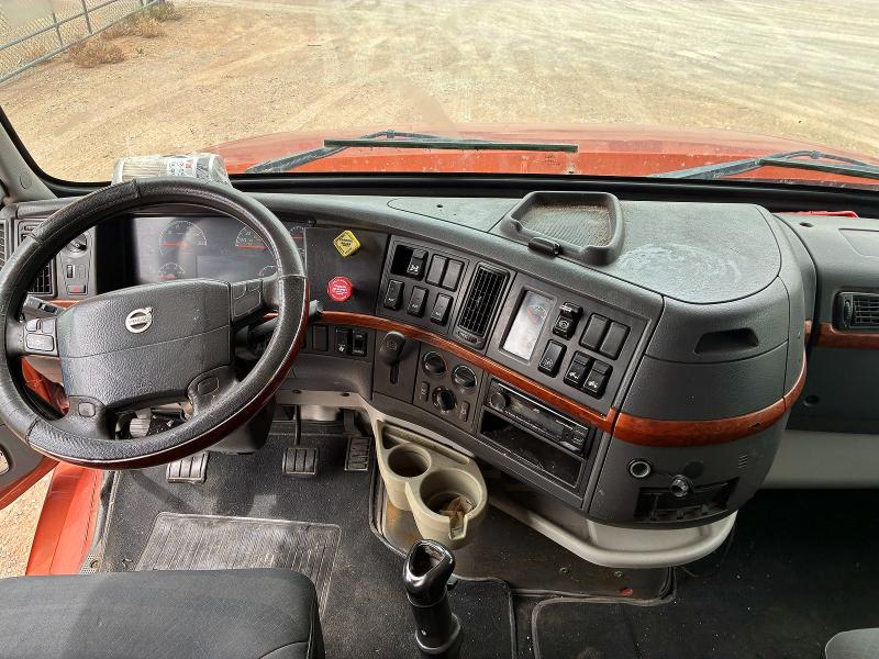 2007 Volvo Vn VIN 4V4NC9KK87N466664 COPART salvage auction — MINOR DENT/SCRATCHES, Tx - Certificate Of Title (P), sold $13,000 on 2026-07-08 (photo 9)