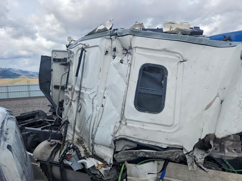 2021 Freightliner Cascadia 126 VIN 3AKJHHDR1MSME6353 COPART salvage auction — ROLLOVER, CA - NON-REPAIRABLE VEHICLE CERT, sold $50 on 2026-07-09 (photo 6)