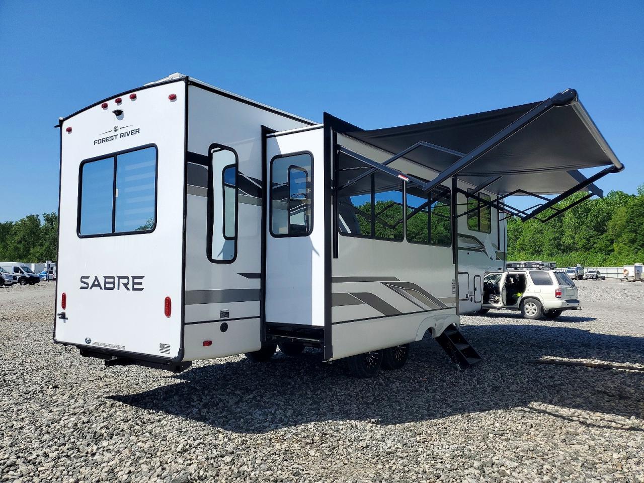2026 Sabre by forest rive VIN 5ZT3SRXB0T6117757 COPART salvage auction — Side, SC - CERTIFICATE OF TITLE, sold $13,100 on 2026-06-02 (photo 4)