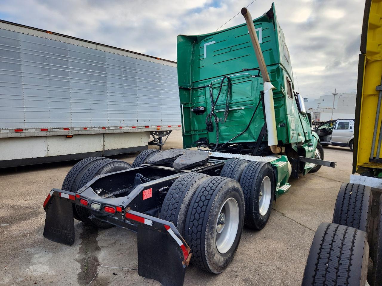 2019 Volvo Vnl VIN 4V4NC9EH0KN219793 COPART salvage auction — Rollover, LA - CERT OF TITLE-SALVAGE, sold $5,600 on 2026-05-14 (photo 4)