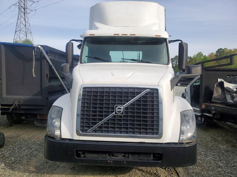 2018 Volvo Vnl VIN 4V4N39TG7JN988235 COPART salvage auction — MECHANICAL, In - Dealer Only Clean Title, sold $5,000 on 2026-07-08 (photo 9)