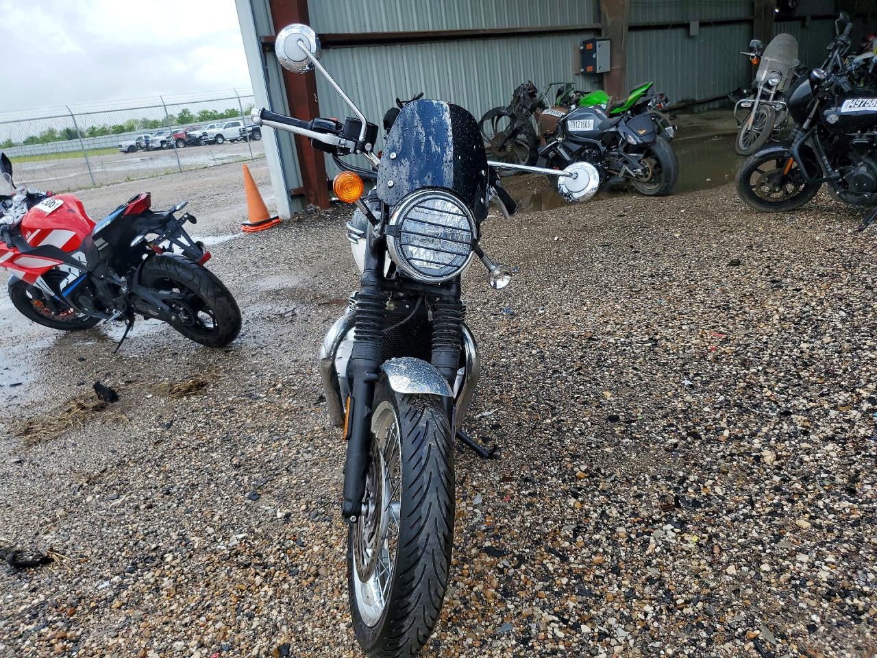 2024 Triumph Motorcycle BONNEVILLE VIN SMTD40HL5RTBN0450 COPART salvage auction — Side, TX - SALVAGE VEHICLE TITLE, sold $2,900 on 2026-07-09 (photo 2)